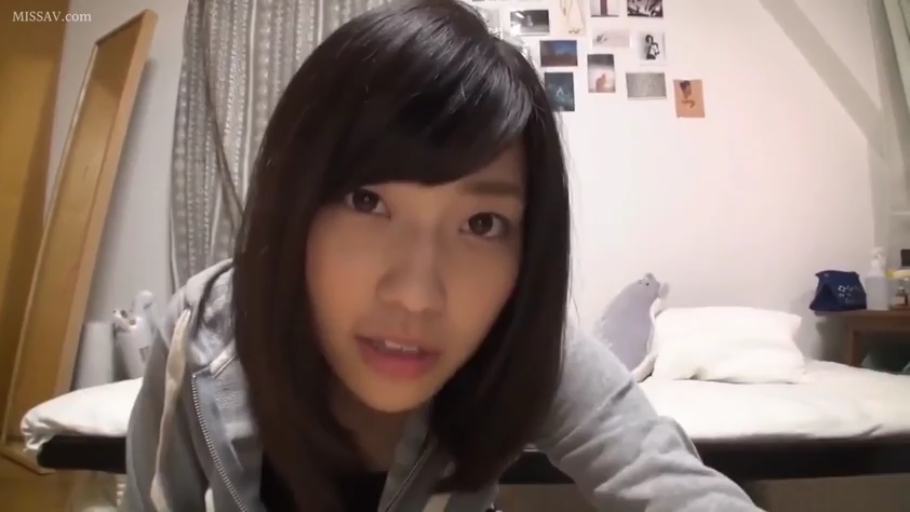 俯身 · 卧室 · 床 · 自然 · 第一人称视角 · 面部特写 · 凝视 · 灰色连帽卫衣