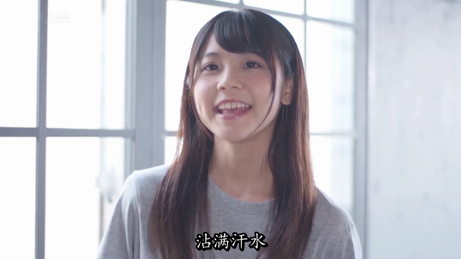 室内 · 顔のクローズアップ · 长发 · グレー短袖 · 说话 · 露齿笑 · 正面朝向