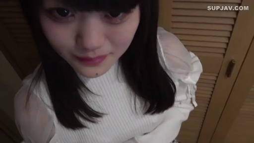 室内 · 顔部のクローズアップ · 白い上着