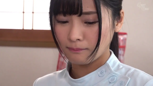 室內 · 嚴肅 · 低頭 · 护士服 · 站立 · 面部特寫 · 亚洲女性