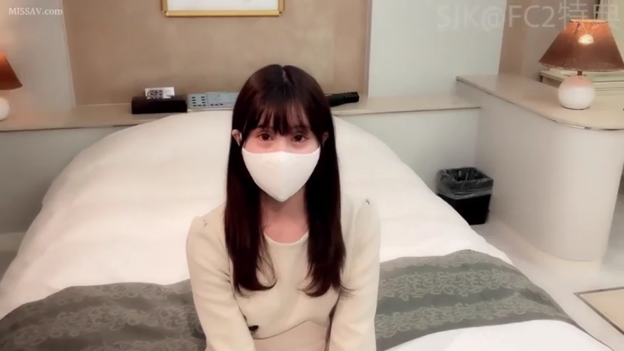 坐姿 · 酒店房间 · 半身特写 · 浅色长袖上衣