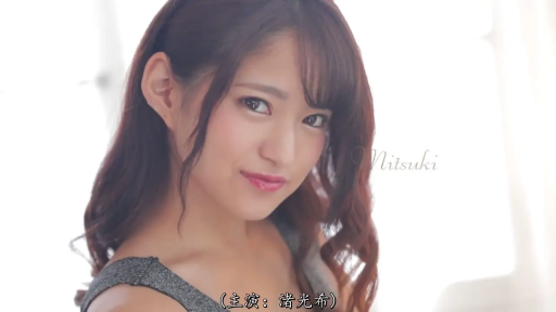 室内 · 脸部特写 · 甜美 · 侧身 · 凝视 · 柔光 · 灰色吊带裙