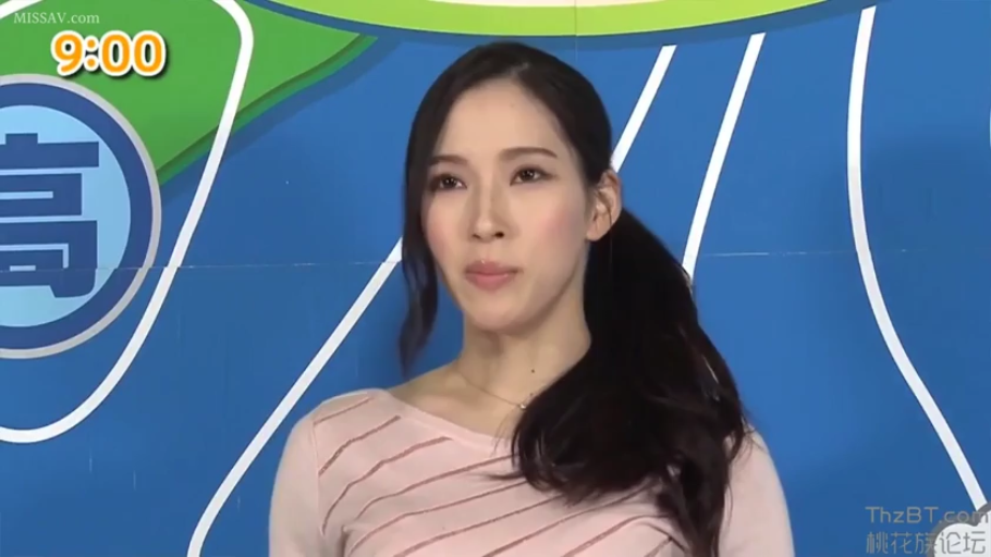 室内演播室 · 录制节目 · 中特写 · 正面站姿 · 自然表情 · 粉色条纹上衣