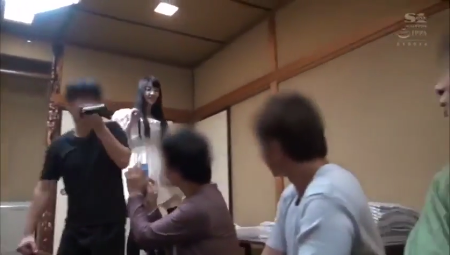 胸部 · 枕头 · 白色内衣 · 迷离诱惑 · 镜头互动 · 跪姿俯身 · 卧室大床 · 私房照