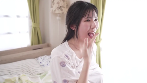 单人 · 卧室 · 床 · 面部特写 · 诱惑 · 正面 · 舔手 · 白色睡衣