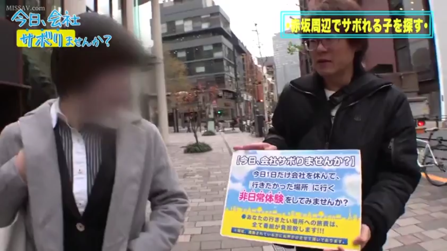 专注 · 站立 · 全景 · 展示看板 · 看板 · 街头 · 灰色风衣 · 街头搭讪