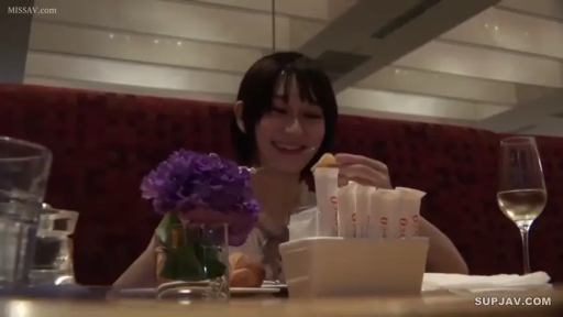 坐姿 · 中景 · 微笑 · 酒杯 · 餐厅 · 休闲服 · 用餐 · 约会场景