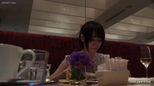 坐姿 · 面部 · 平静 · 餐厅 · 无袖上衣 · 用餐 · 水杯 · 生活气息