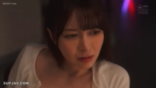 室内 · 坐姿 · 面部特写 · 白色上衣 · 担忧 · 亚洲