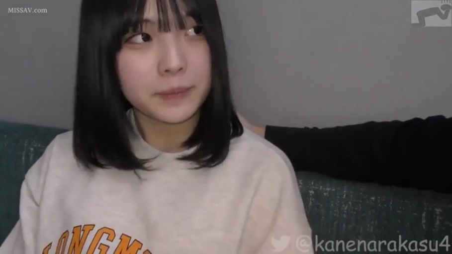 若有所思 · 室内沙发 · 米色卫衣 · 脸部中景