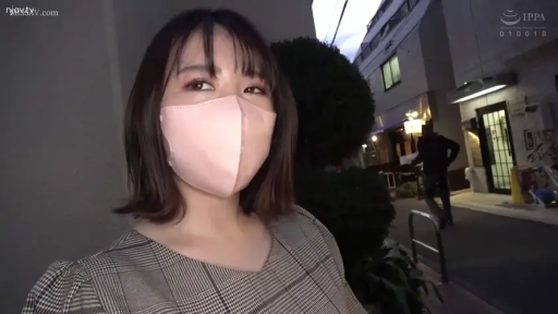 平静 · 西装外套 · 上半身 · 职场 · 室内房间 · 整理衣物 · 站立低头 · 墙上挂画
