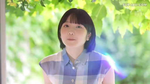 站立 · 注视 · 上半身 · 户外 · 平淡 · 短发 · 蓝色格子无袖衬衫