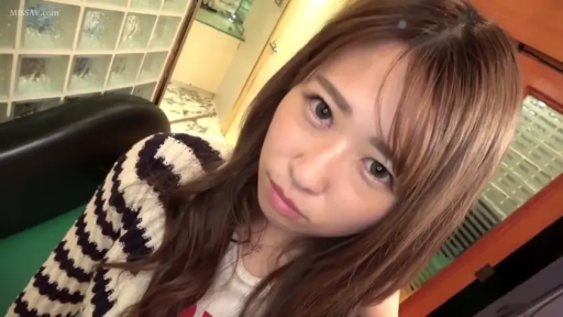 室内 · 坐姿 · 自然 · 长发 · 头部特写 · 凝视镜头 · 条纹毛衣