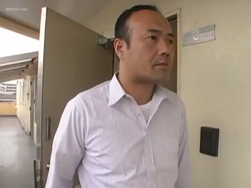 专注 · 站姿 · 领带 · 厨房 · 米色针织衫 · 整理衣物 · AV剧照 · 面部与手部