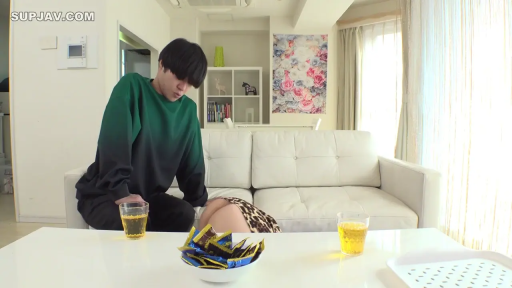 坐姿 · 专注 · 客厅 · 渐变色卫衣 · 碗装零食 · SUPJAV.COM · 休息交流