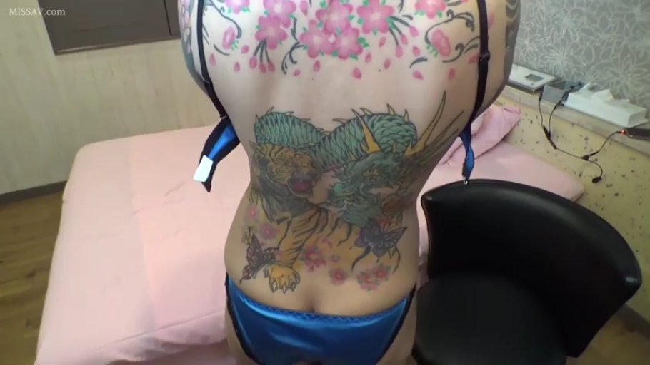 卧室 · 床 · 展示纹身 · 背对站立 · 蓝色缎面内衣 · 背部纹身特写 · 龙虎纹身