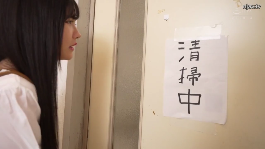 站立 · 中景 · 呆滞 · 剧情 · 户外 · 休闲服 · 对峙
