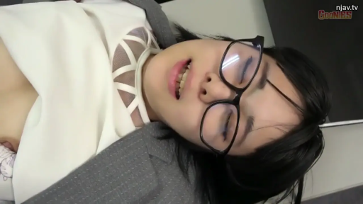 眼镜 · 脸部特写 · 仰卧 · 办公室内 · 职场女性 · 高潮脸 · 高潮 · 灰色西装