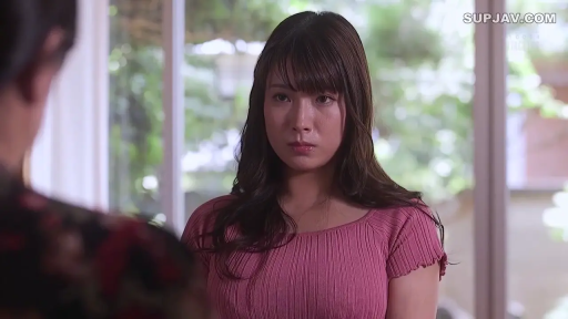 室内 · 严肃 · 脸部特写 · 站立 · 对视 · 剧情场景 · 粉色针织衫