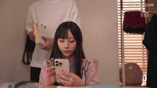 室内 · 坐姿 · 专注 · 中景 · 看手机 · 手机 · 粉色衬衫 · 日本女性