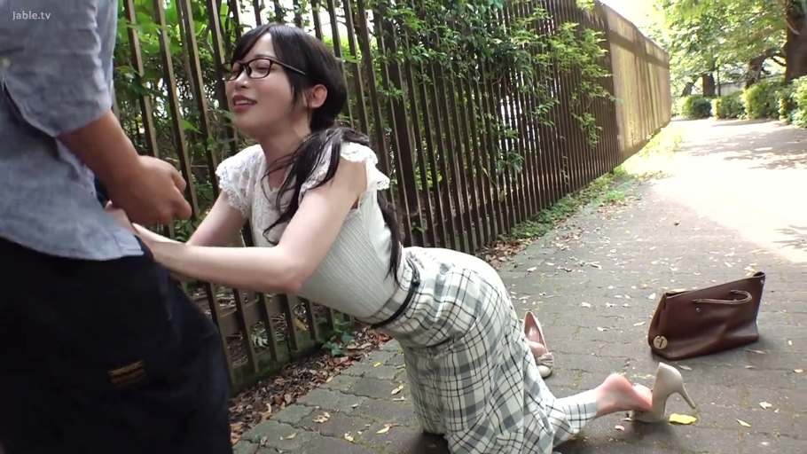 格纹长裙 · 中景 · 微笑 · 高跟鞋 · 恳求 · 双膝跪地 · 户外搭讪 · 户外小径