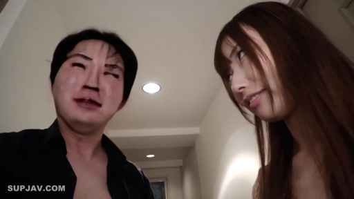 脸部 · 站姿 · 凝视 · 黑色衬衫 · 室内走廊 · 搞怪 · 脸部变形