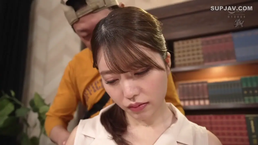 憂鬱 · 站姿 · 白色上衣 · 近景 · 書房 · 書架 · 背景虚化 · 爱抚