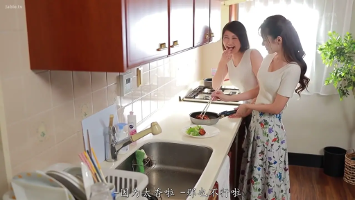 烹饪 · 站立 · 厨房 · 双人 · 大笑 · 锅 · 碎花裙