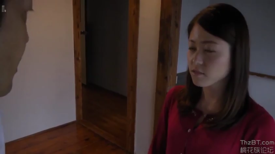 室内 · 忧郁 · 脸部特写 · 站立 · 对视 · 熟女 · 红色开衫