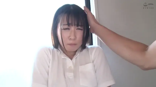 室内 · 坐姿 · 面部特写 · 被摸头 · 白色校服 · 手 · 委屈流泪 · 弱气女主