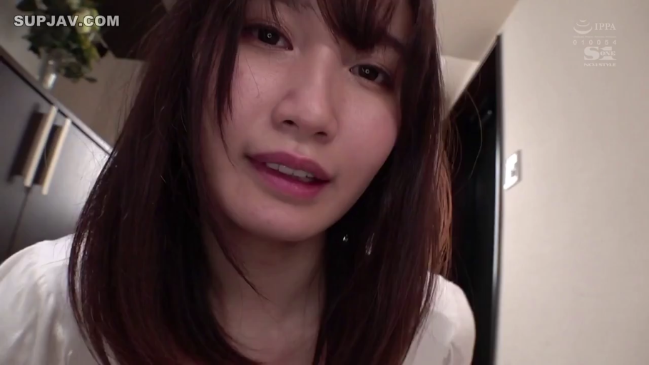 室内 · 俯身 · 迷离 · 面部特写 · 白色上衣 · 注视 · AV剧照