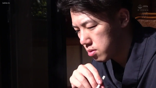 室内 · 坐姿 · 单人 · 专注 · 面部特写 · 深色上衣 · 持物 · 细棒