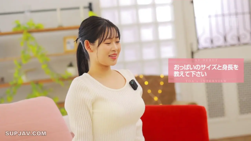 室内 · 坐姿 · 巨乳 · 微笑 · 上半身 · 接受采访 · 麦克风 · 白色针织衫