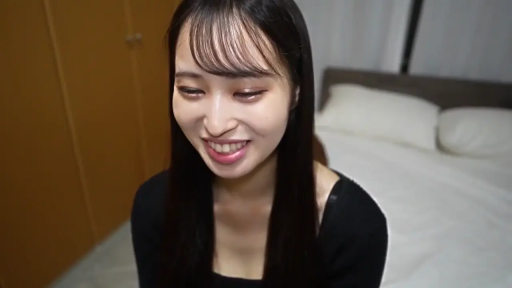 坐姿 · 脸部特写 · 卧室 · 愉悦 · 床 · 长发 · 低头微笑 · 黑色低胸上衣
