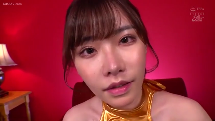 室内 · 严肃 · 面部 · 俯身 · 台灯 · 注视 · 红色背景 · 金色上衣