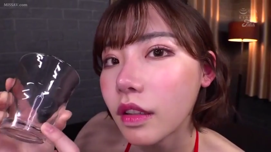 室内 · 脸部特写 · 迷离 · 短发 · 红色比基尼 · 玻璃杯 · 凑近镜头 · 拿着杯子