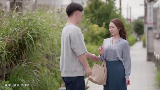 站立 · OL装 · 中景 · 平静 · 手提包 · 搭讪 · 熟女 · 户外街道