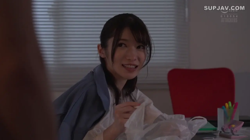 坐姿 · 办公室 · 微笑 · 半身 · 职业装 · 聊天 · 职场 · 塑料袋