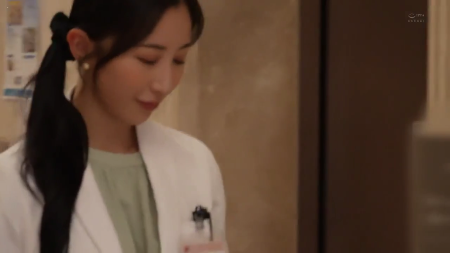 室内 · 白大褂 · 半身特写 · 侧身站立 · 长发 · 温柔 · 工作 · 胸牌