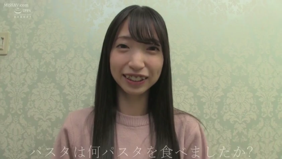 室内 · 面部特写 · 端坐 · 粉色毛衣 · 亲切 · 微笑面对镜头 · 背景墙纸 · 访谈截图