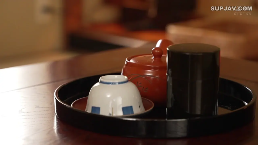 室内 · 憂鬱 · 制服 · 顔部のクローズアップ · 站姿 · 长发 · 俯视