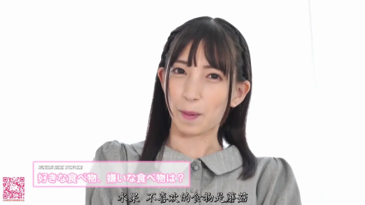 座り姿勢 · 微笑 · 半身 · 谈话 · 访谈 · 影棚 · 灰色衬衫