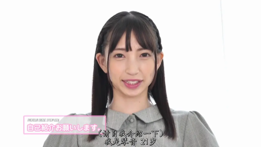 单人 · Subtitles · 面部特写 · 白色背景 · 自我介绍 · 亲切 · 正面直视 · 灰色翻领上衣