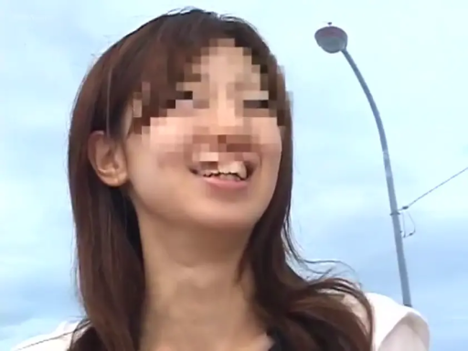 站立 · 中景 · 白色防晒衣 · 装饰花卉 · 面部马赛克 · 户外海边 · 开心笑容 · 两人面对镜头交流