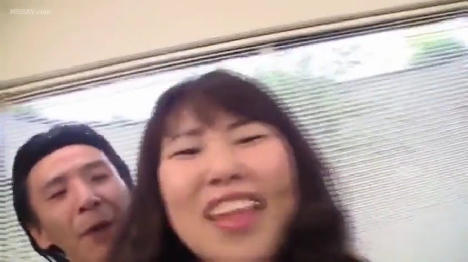 室内 · 愉悦 · 面部特写 · 常服 · 亲密互动 · 自拍视角 · 背后站位