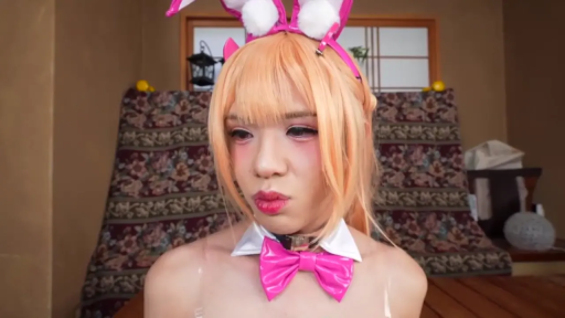 座り姿勢 · 顔部のクローズアップ · バニーガール衣装 · 室内和室