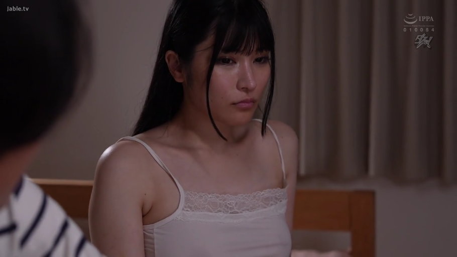 坐姿 · 忧郁 · 卧室 · 床 · 半身特写 · 剧情 · 白色蕾丝吊带 · 对视