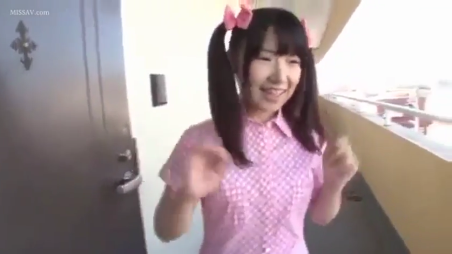 上半身 · 公寓走廊 · 正面站立 · 粉色格纹衬衫