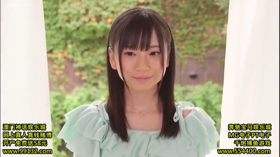 站立 · 微笑 · 面部特写 · 注视镜头 · 庭院 · 荷叶边露肩上衣