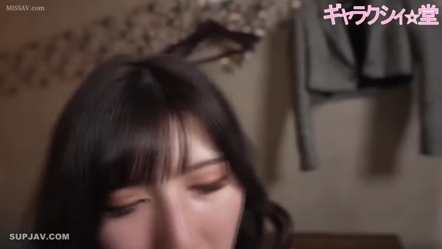 室内 · 頭を下げる · 顔部のクローズアップ · 自然 · 注視 · 便装 · 背景挂衣